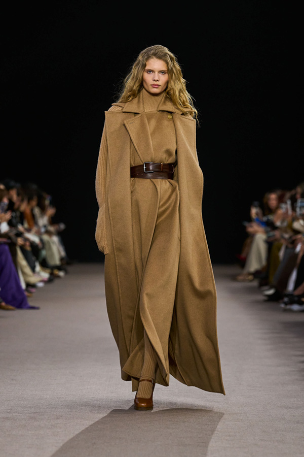 コート Max Mara FW25 Max Mara Coats (2521086011600 10806032) Untamed Heroine: Fall-Winter 2025 Fashion Show | Max Mara